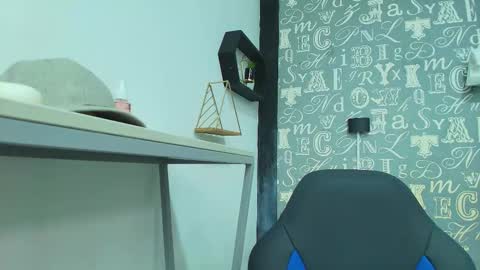 Snapshot of lindsey8 chatting on 12.21.25 Lindsey online show from 12.21.25