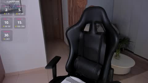 Snapshot of lindseyhallx chatting on 11.05.25 call me annie online show from 11.05.25