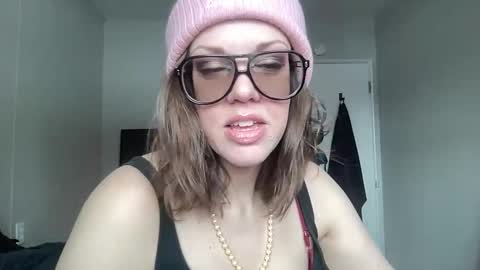 Snapshot of linusloves chatting on 02.05.26 linusloves online show from 02.05.26