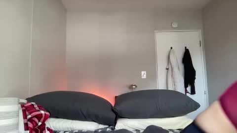 Snapshot of linusloves chatting on 02.08.26 linusloves online show from 02.08.26