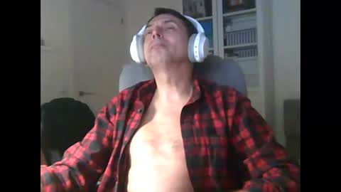 Snapshot of liongr69 chatting on 12.18.25 liongr69 online show from 12.18.25