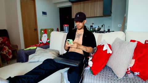 Snapshot of liorvante chatting on 12.17.25 Lior Vante online show from 12.17.25