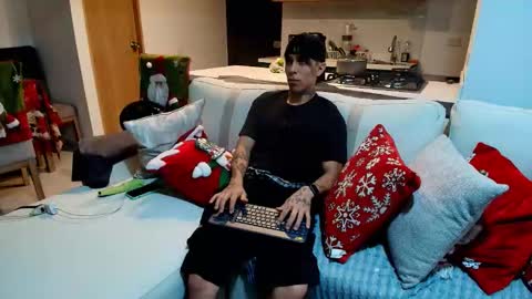 Snapshot of liorvante chatting on 12.18.25 Lior Vante online show from 12.18.25