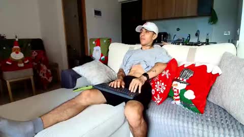 Snapshot of liorvante chatting on 12.19.25 Lior Vante online show from 12.19.25