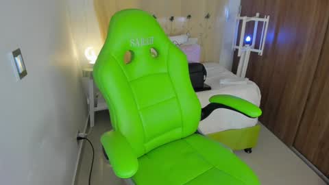 Snapshot of lisa_gerrard_ chatting on 01.19.25 Lisa  online show from 01.19.25