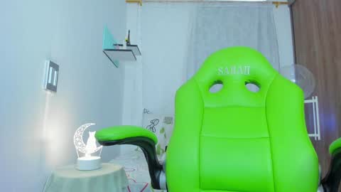 Snapshot of lisa_gerrard_ chatting on 02.05.25 Lisa  online show from 02.05.25