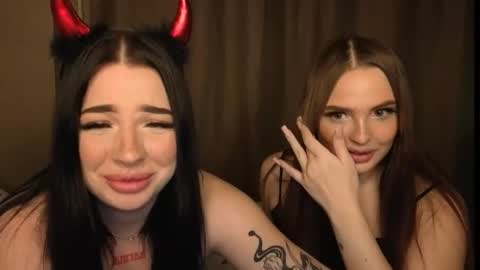 Snapshot of lisaanddenis chatting on 11.11.25 Lisa and Den online show from 11.11.25