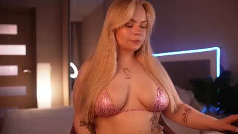Snapshot of lisalovesweet chatting on 06.18.26 Lisa online show from 06.18.26