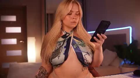 Snapshot of lisalovesweet chatting on 06.19.26 Lisa online show from 06.19.26