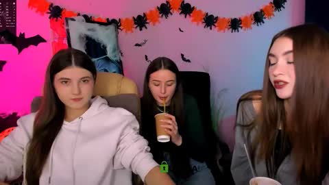 Snapshot of lissa_night chatting on 10.25.25 lissa_night online show from 10.25.25