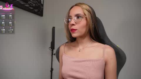 Snapshot of little_eli chatting on 11.04.25 Help me reach 100 likes online show from 11.04.25