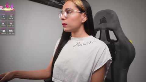 Snapshot of little_eli chatting on 11.11.25 Help me reach 100 likes online show from 11.11.25