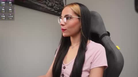 Snapshot of little_eli chatting on 11.19.25 Help me reach 100 likes online show from 11.19.25