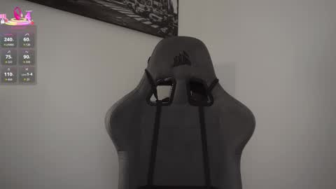 Snapshot of little_eli chatting on 12.01.25 Help me reach 100 likes online show from 12.01.25