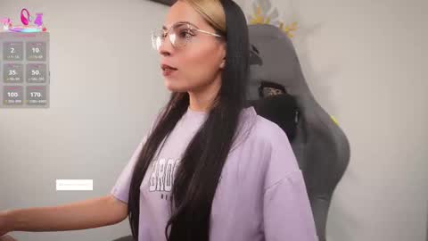 Snapshot of little_eli chatting on 12.14.25 Help me reach 100 likes online show from 12.14.25