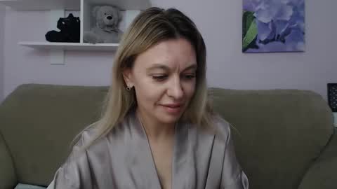 Snapshot of little_milf_ chatting on 09.23.25 Kate online show from 09.23.25