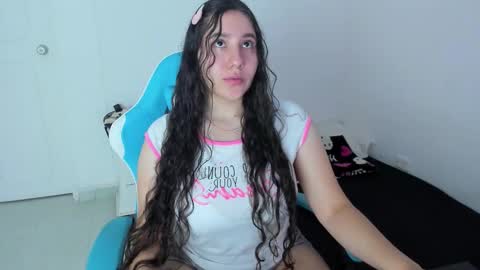 Snapshot of little_sparkles_0f_l0v3 chatting on 12.19.25 Laire online show from 12.19.25