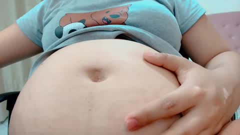 Snapshot of littlemolly_pregnant chatting on 12.19.25 Sarahs Room online show from 12.19.25
