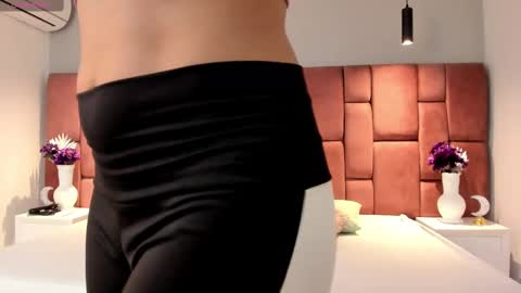 Snapshot of littlevaale chatting on 09.30.25 littlevaale online show from 09.30.25