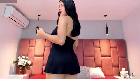 Snapshot of littlevaale chatting on 10.18.25 littlevaale online show from 10.18.25