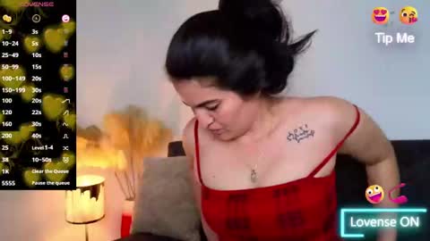 Snapshot of liz_devine chatting on 02.28.25 liz online show from 02.28.25