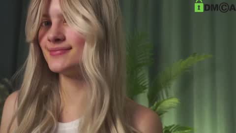 Snapshot of lizbethcoll chatting on 12.29.24 Sunnheart online show from 12.29.24