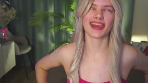 Snapshot of lizbethcoll chatting on 01.12.25 Sunnheart online show from 01.12.25