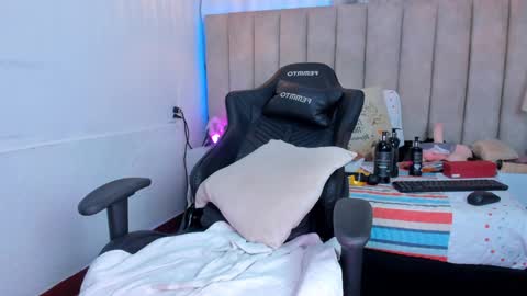 Snapshot of lizxy01 chatting on 01.14.25 Liz online show from 01.14.25