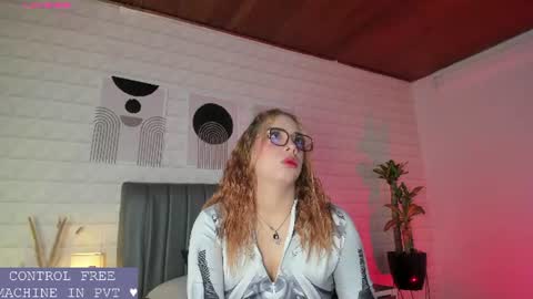 Snapshot of lizzie_evans chatting on 07.28.26 Lizzie online show from 07.28.26