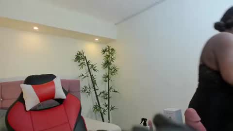 Snapshot of lizzie_williamss chatting on 07.02.26 lizzie_williamss online show from 07.02.26