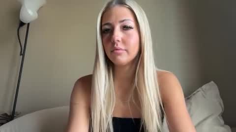 Snapshot of lizzy2bizzy chatting on 06.18.26 lizzy2bizzy online show from 06.18.26