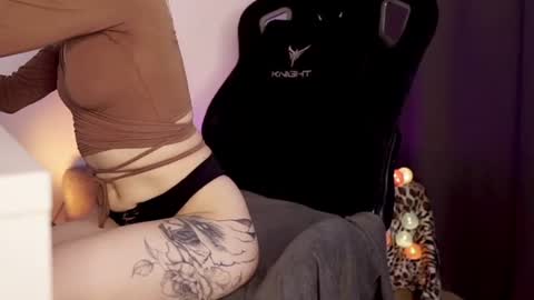 Snapshot of llittle_mi chatting on 06.14.26 Mila online show from 06.14.26