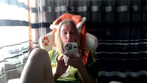 Snapshot of lollifox_1 chatting on 07.28.26 Lisa online show from 07.28.26