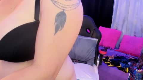 Snapshot of lonely_shewolf chatting on 10.18.25 Jennifer online show from 10.18.25