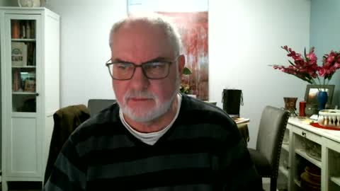 Snapshot of loop102 chatting on 02.08.25 loop102 online show from 02.08.25