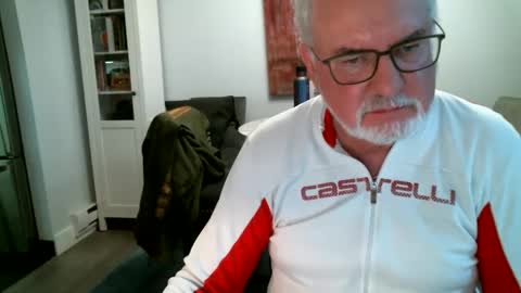 Snapshot of loop102 chatting on 09.16.25 loop102 online show from 09.16.25