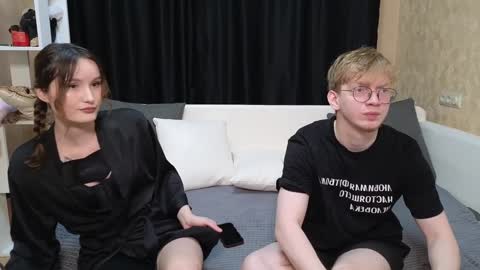 Jean and Isa right couple Mark and Eva left couple online show from 02.06.25