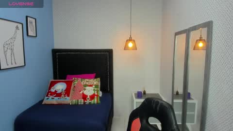 Snapshot of lorenadavies chatting on 12.30.24 lorenadavies online show from 12.30.24