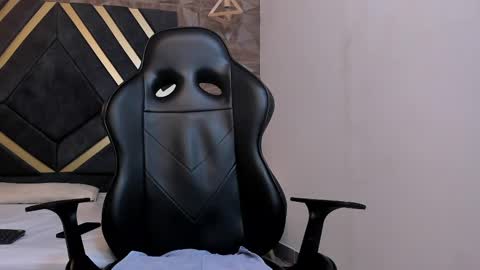  L O R E N Z O  Thumbs Up help  online show from 03.06.25