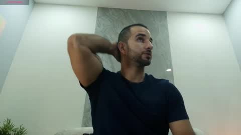 Snapshot of lorenzo_walker_ chatting on 05.29.26 L O R E N Z O Thumbs Up help online show from 05.29.26