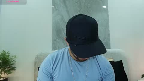 Snapshot of lorenzo_walker_ chatting on 06.11.26 L O R E N Z O Thumbs Up help online show from 06.11.26