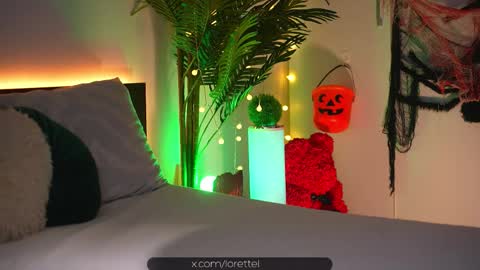 LoretteLorena online show from 10.25.25