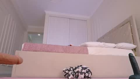 Snapshot of lori_leen chatting on 09.10.25 Leyla online show from 09.10.25