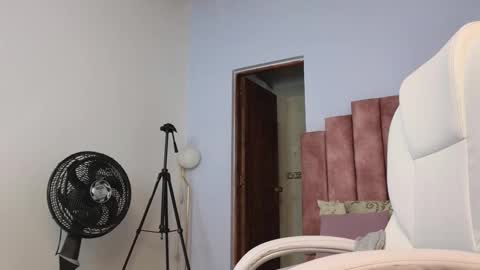 Snapshot of lou_rosse chatting on 02.11.25 Lou Rosse online show from 02.11.25