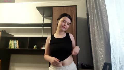 Snapshot of loudeguise chatting on 06.25.26 Esma online show from 06.25.26