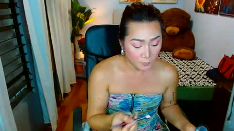 Snapshot of louie_sexy chatting on 06.18.26 Cathy online show from 06.18.26