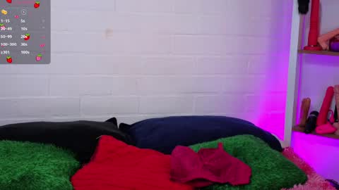 Snapshot of louise_nails chatting on 05.11.26 LouIse online show from 05.11.26