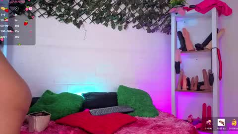 Snapshot of louise_nails chatting on 05.26.26 LouIse online show from 05.26.26