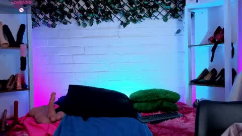 Snapshot of louise_nails chatting on 05.30.26 LouIse online show from 05.30.26