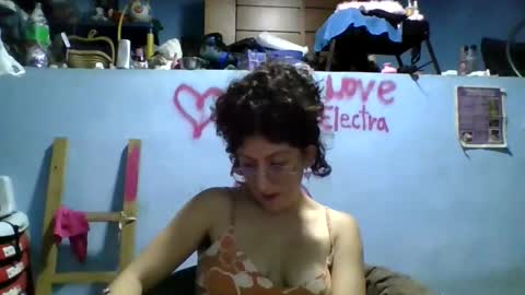 Snapshot of love_electra chatting on 11.12.25 love_electra online show from 11.12.25
